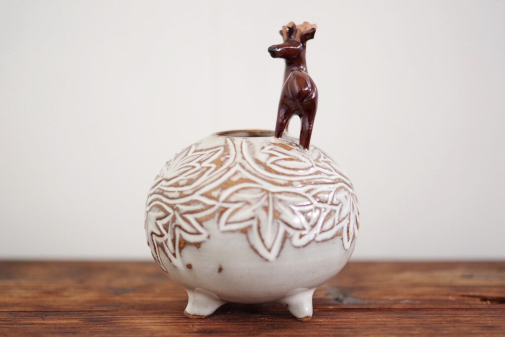 菅原尚己の作品紹介】赤膚焼_雲錦彫鹿付き丸壺【奈良の伝統工芸